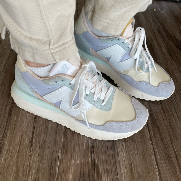 New balance sneakers - Picture 2 of 4